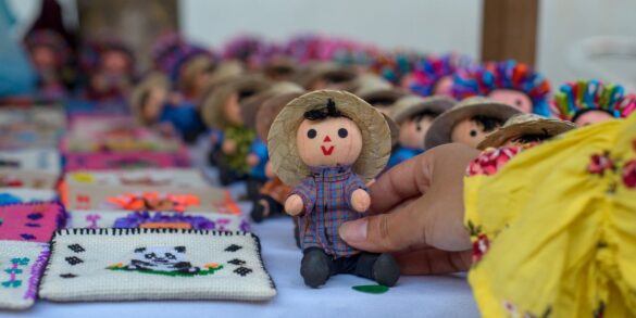 रिटर्न गिफ्ट के रूप में गुड़ियों के एक सेट की छवि