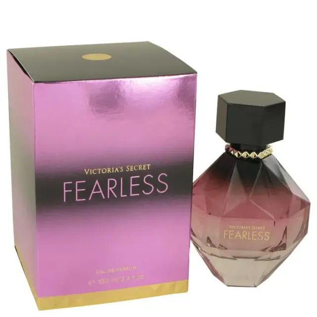 Une image du parfum Victoria Secret Fearless avec sa boîte.