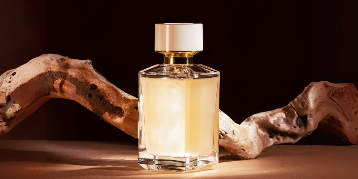 presentation-of-woody-perfume-with-wooden-notes-on-brown-background An image of a woody perfume with woody elements in the background