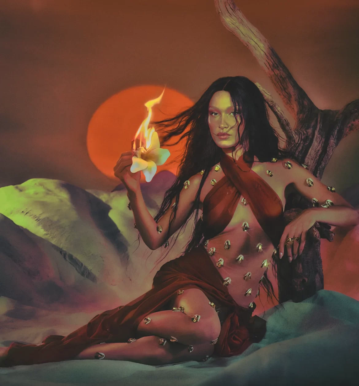 Super model na si Bella Hadid, nag-pose para sa kanyang Blooming Fire na pabango, para sa kanyang bagong inilunsad na brand, Orebella