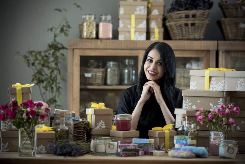 Isang imahe ni Hend al hashemi na siyang nagtatag ng 202 Gardenia road
