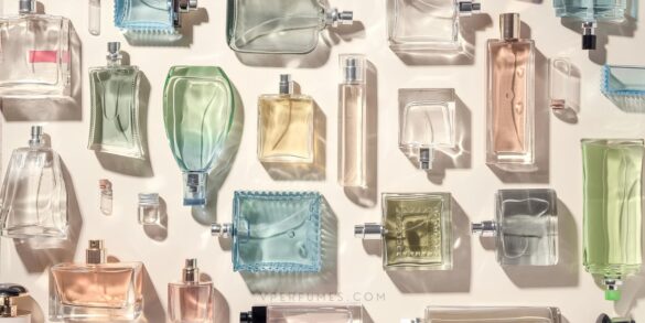 फर्श पर रखी विभिन्न इत्र की बोतलों की एक छवि