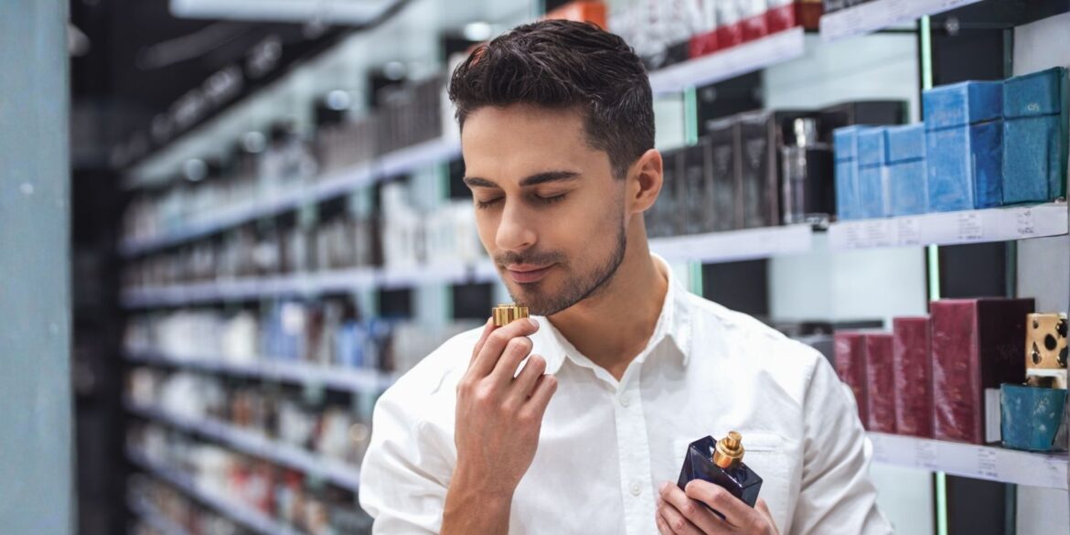 एक आदमी इत्र सूंघ रहा है