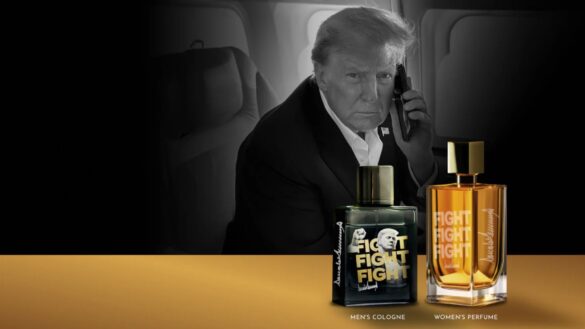 Image promotionnelle pour Trump Fragrances, présentant des flacons d'eau de Cologne pour homme et de parfum pour femme, avec le texte «&nbsp;The All New Trump Fragrances&nbsp;» et un portrait de Donald Trump en arrière-plan. Les produits portent le logo «&nbsp;Fight Fight Fight&nbsp;».