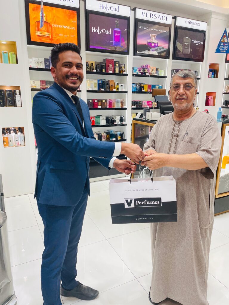 A V Perfumes store sales exec, sharing Youm Al Otoor prize with the customer