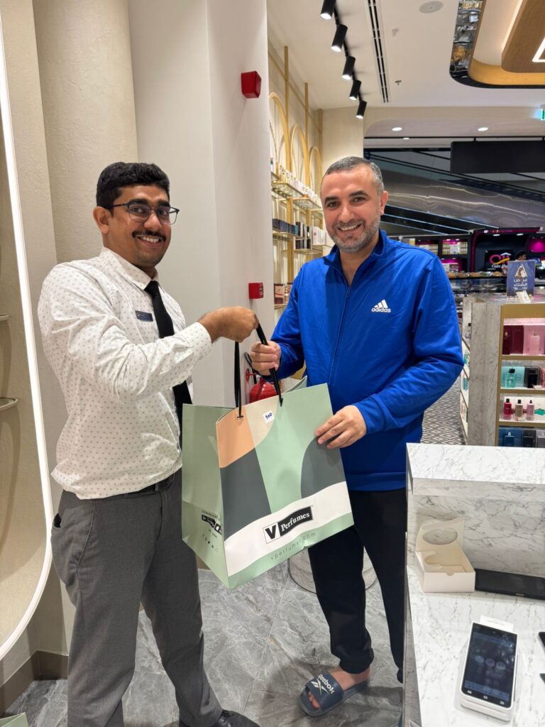 A store sales exec, sharing Youm Al Otoor prize with the customer