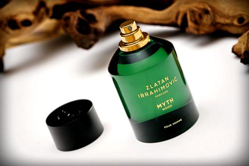 5 Football Stars Who Won the Fragrance Game 33 In this image Zlatan Ibrahimović's Myth Wood Eau de Toilette bottle displayed against a blue background, surrounded by visual representations of its fragrance notes: sage, grapefruit, pine, lavender, woody accords, and moss, capturing the fresh and dynamic essence of the scent.