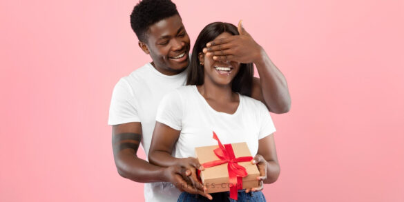Une image d'un homme offrant un cadeau surprise à sa fille