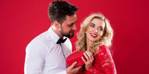 एक जोड़े की तस्वीर, जिसके हाथ में उपहार का डिब्बा है