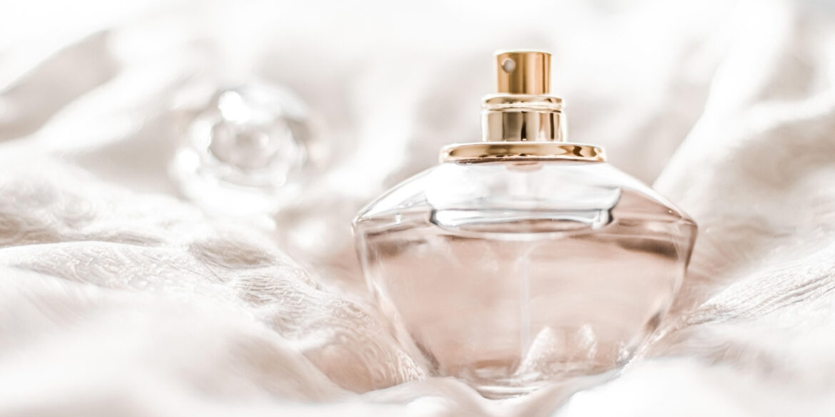 best-powdery-perfumes-for-women An image of a powdery type perfume plaed over a silk surface
