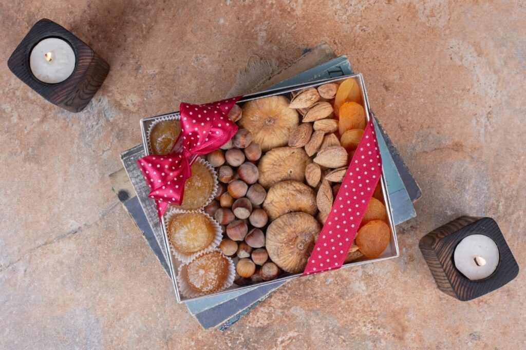 How to Pick the Perfect Ramadan Gift for Everyone 19 An image of a gourmet food basket.