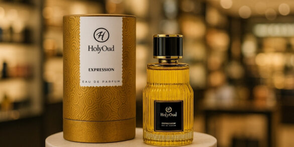 Une image du parfum Holy Oud Expression avec sa boîte placée sur un podium