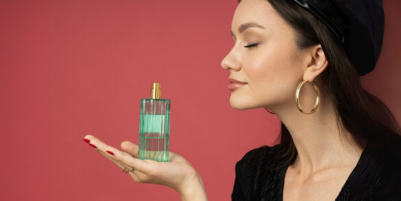 صورة لامرأة تشم عطرًا يحسن مزاجها