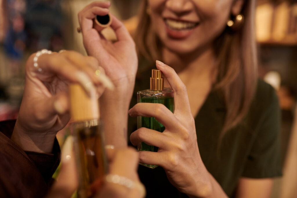 An image of 2 woman sharing about the feelings while wearing a perfume