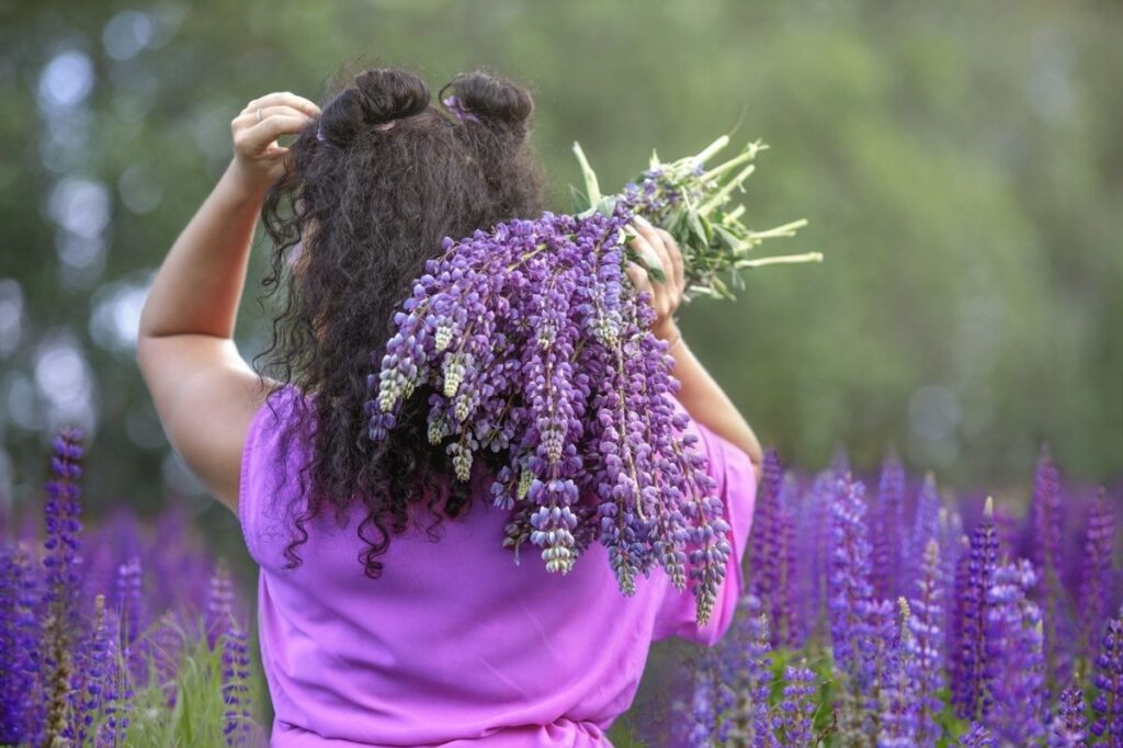The Best Smelling Flowers Found In Perfumes 21 An image of a girl in a lavender field with lavende flowers