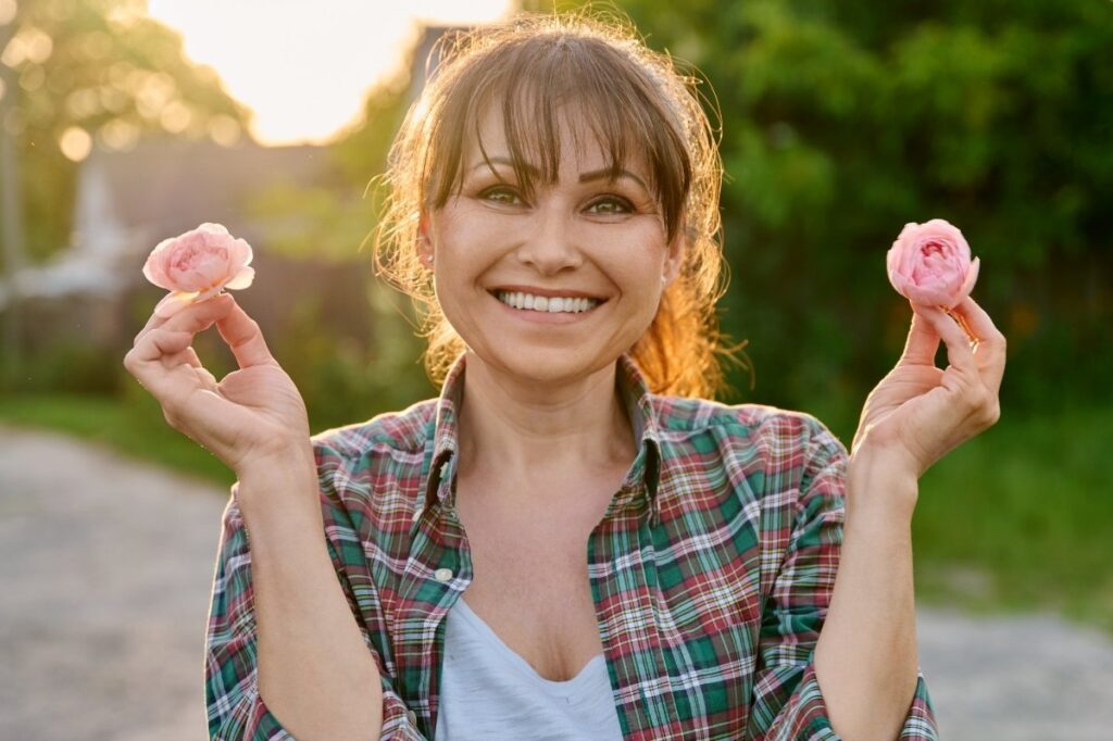 The Best Smelling Flowers Found In Perfumes 19 An image of a girl with flowers in her hand