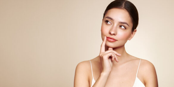 Una imagen de una mujer pensando.