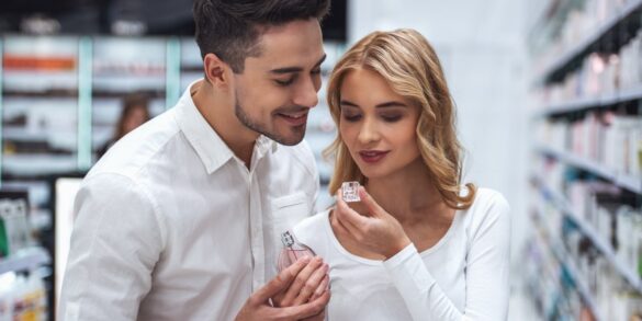 Une image d'une femme sentant un parfum d'homme