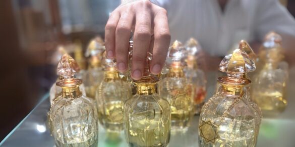 Una imagen de primer plano de diferentes perfumes.