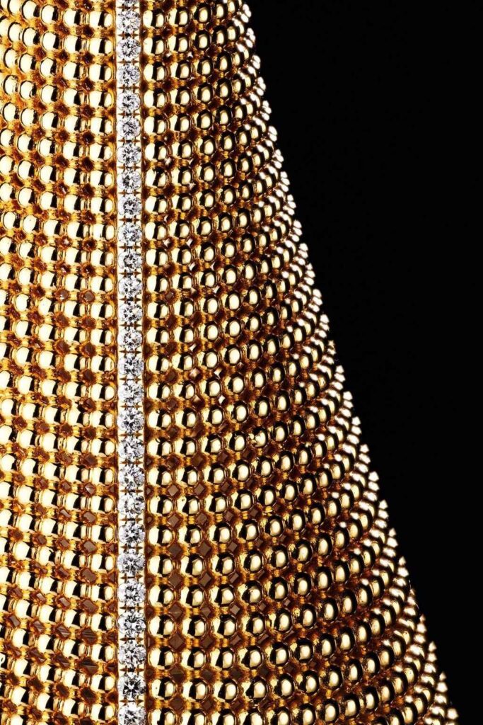 Dior J’Adore Diamonds of Dreams: Propose with A Perfume 24 An image of the diamond detailing in the perfume