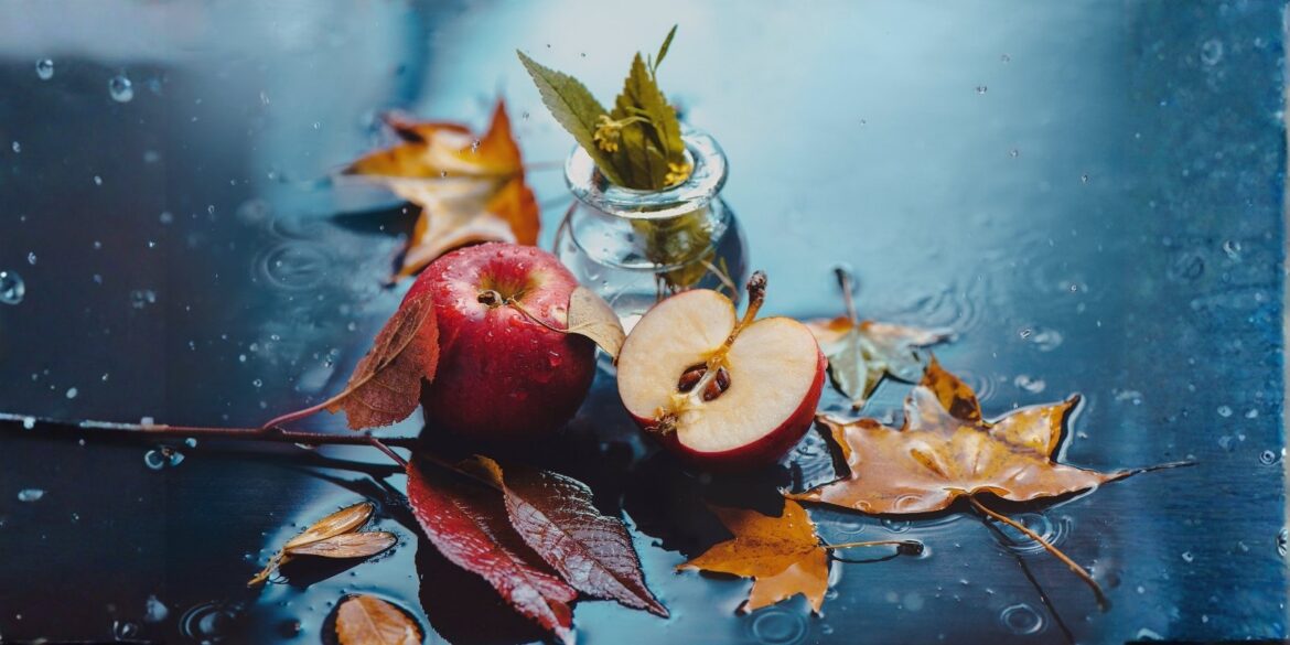An image of an apple cut into half
