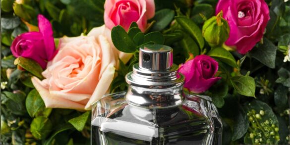 Une image de roses et d'un parfum au milieu
