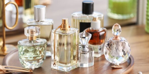 Une image de quelques parfums disposés sur une table