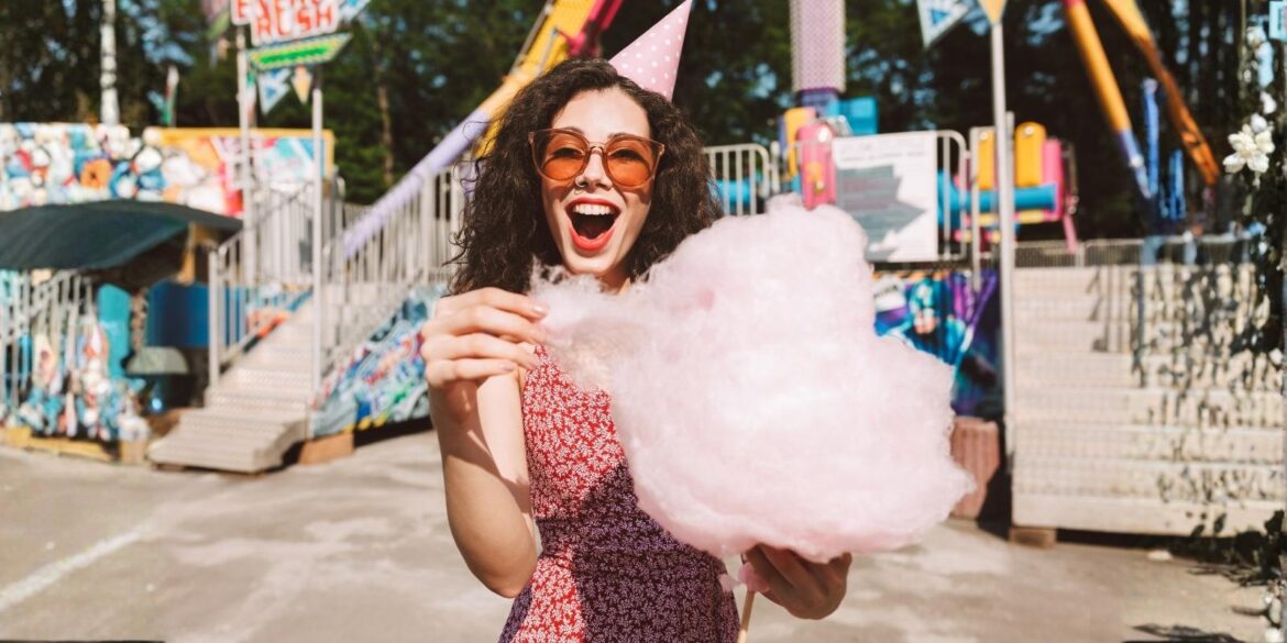 Image d'une dame sous verre mangeant de la barbe à papa