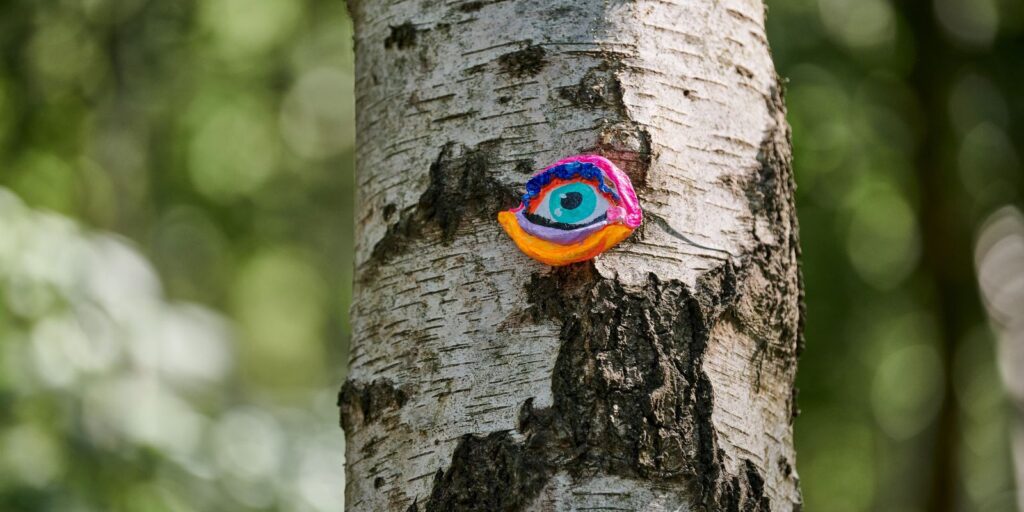 The Sensory Language We Use to Talk About Perfumes 18 An image of a dummy eye on a tree