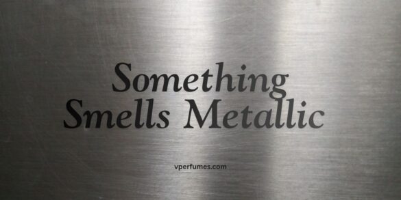 صورة لسطح معدني كُتب عليها النص "رائحة شيء ما معدنية".