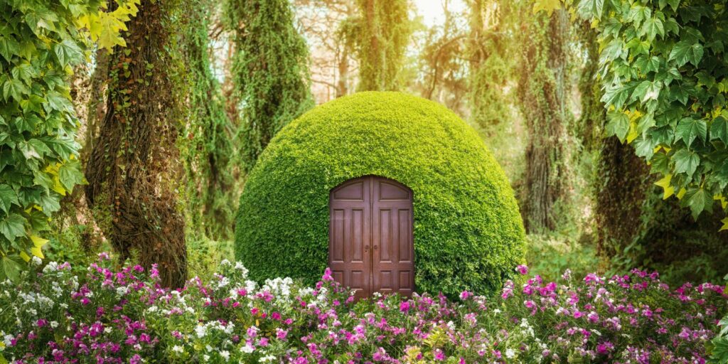 An image of a grass house with 1 door